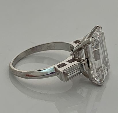 null 
BAGUE «DIAMANT» Diamant taille émeraude, diamants baguettes, platine (950)....