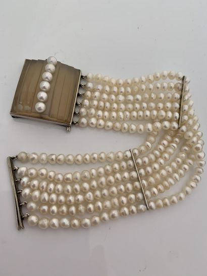 SUZANNE BELPERRON 
手链 "细珍珠" 金色玛瑙图案，有台阶，细珍珠形成一个扣子。金属安装（金合金）。手链长度：17厘米左右。 扣子直径：2.75...