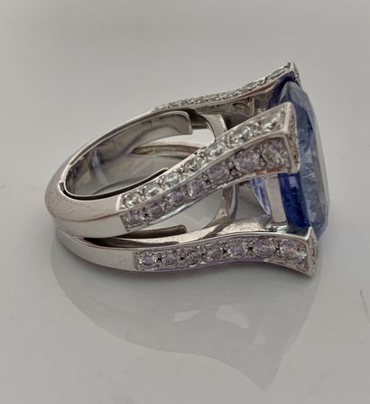 null RING "SAPHIR"
Oval sapphire, setting with brilliants
18K (750) white gold
Sapphire...