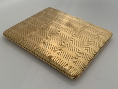 null ETUI À CIGARETTES Décor géométrique en or 18K (750), saphirs calibrés
Dim. :...