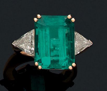 null RING "EMERAUDE"
Rectangular cut-sided emerald, diamond triangles
18K (750) yellow...