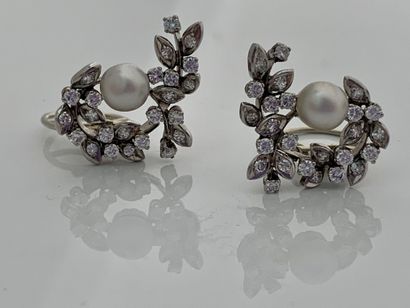 null 一对耳坠"PERLES FINES"
精致珍珠，钻石，18K白金（750），铂金（850）
钻石珍珠：6.6 x 6.8毫米左右 - 铅。编号：13....