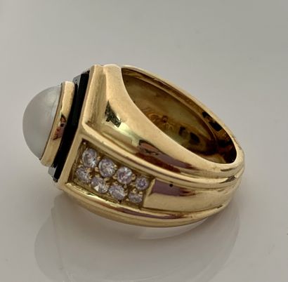 null BAGUE Demi-perle, onyx, diamants, or jaune 18K (750)
Td. : 51 - Pb. : 18.9 gr
A...