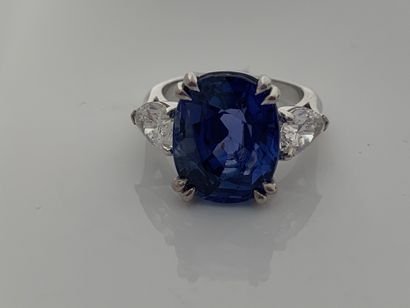 null 戒指"SAPHIR"
椭圆形蓝宝石，肩部镶嵌两颗梨形钻石
钻石重量：0.70克拉
Td.Td.: 50/Pb.Td.: 7.4 gr
蓝宝石附有LFG...