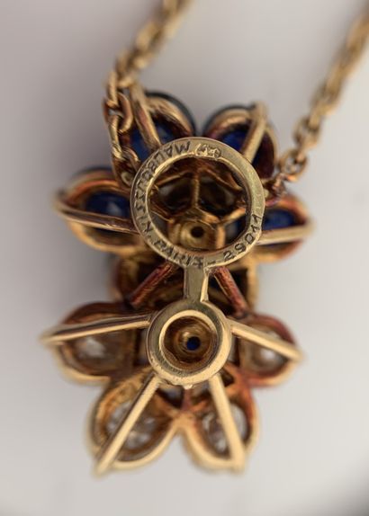 MAUBOUSSIN 镶嵌"雏菊"，由一枚戒指和一个吊坠组成
蓝宝石、钻石和18K（750）金
吊坠上有签名，戒指、表壳上有编号
附带一枚胸针和一对配套耳夹
Td.57...