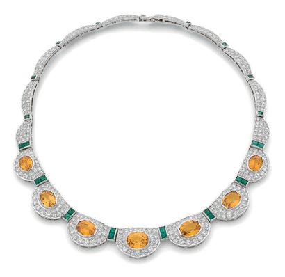 BOUCHERON 
项链和手镯套装。圆形钻石，黄色蓝宝石和校准的绿宝石。18K（750）金。有签名和编号的--印记。手镯的长度：15.5厘米左右 - 重量：7...