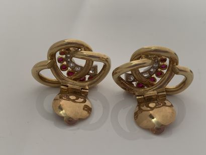 VAN CLEEF & ARPELS Paire de clips d'oreilles «boucle»
Diamants, rubis, or jaune 18K...