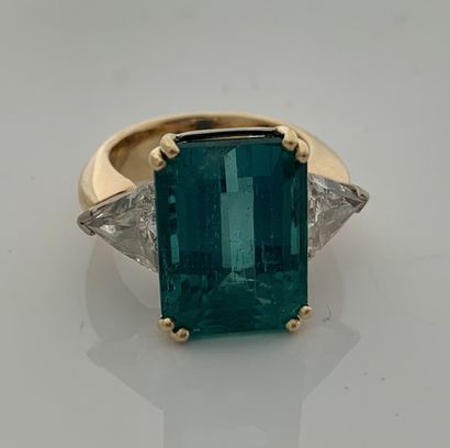 null RING "EMERAUDE"
Rectangular cut-sided emerald, diamond triangles
18K (750) yellow...