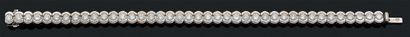 null BRACELET «DIAMANTS»
Diamants ronds taille brillant, or gris 18K (750)
L. : 16...