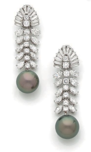 BOUCHERON 
Paire de pendants d'oreilles. Diamants baguettes, ronds et navettes, perles...