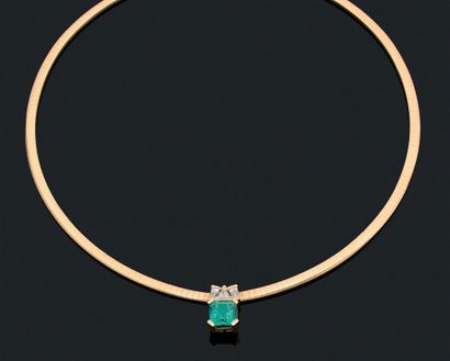 null NECKLACE "EMERAUDE"
Square-cut emerald, trapezium and triangle diamonds
18K...