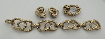 null PARURE «DEUX ORS»
Bracelet, broche et motifs d'oreilles torsadés deux ors 18K...