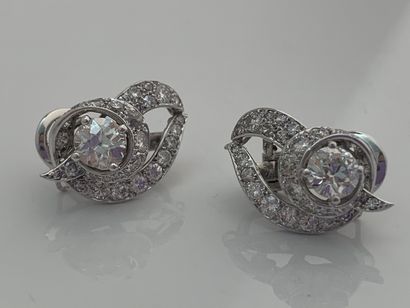 CARTIER Pair of ear clips
Round diamonds
Platinum (950), 18K gold (750)
Signed
H.:...