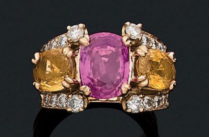 null RING "SAPHIRS"
Pink and yellow sapphires cushion cut, 18K (750) yellow gold
Pink...