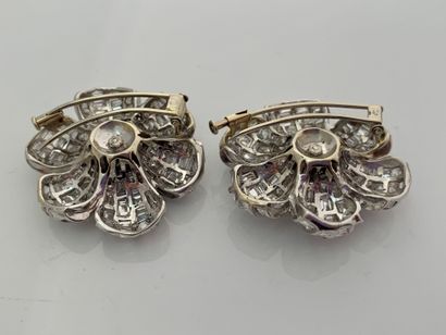 null PAIR OF CLIPS "FLOWERS"
Brilliant-cut diamonds and baguette
18K (750) white...