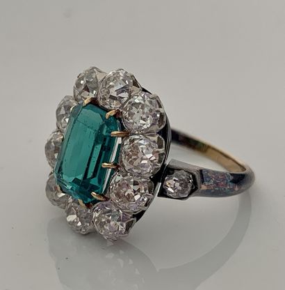 null RING "EMERAUD"
Emerald with cut sides, surrounded by old cut diamonds
Emerald...