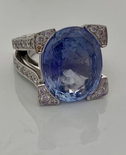 null RING "SAPHIR"
Oval sapphire, setting with brilliants
18K (750) white gold
Sapphire...