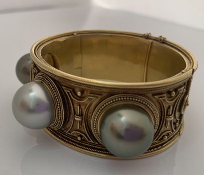 null BRACELET JONC 养殖珍珠，18K（750）金
19世纪末法国作品，后置珍珠
直径：6.3厘米左右 - 铅。Pb.: 106.1 gr
珍珠...