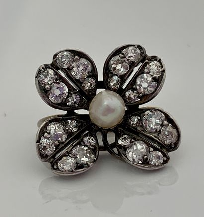 null 玻璃项链"花"
精致珍珠，古董切割钻石
18K金（750），银（<800）
19世纪
直径：约2厘米-铅。材质：3.7克
天然珍珠、钻石、金银夹。