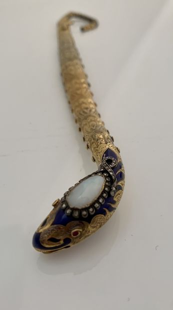 null BRACELET "SERPENT"
Opal, enamel, rose-cut diamonds
14K gold (585) and silver...