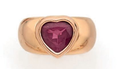 PIAGET Ring "heart"
Garnet, yellow gold 18K (750)
Signed, numbered, dated 1996
Td....
