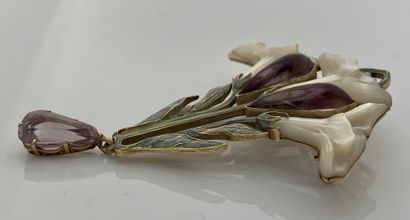 LALIQUE 
带有三朵曼陀罗花的胸针。紫水晶，珐琅和珍珠母。18K（750）金。签名。尺寸：6.8 x 5.3厘米左右。18.1克



新艺术派无可争议的天才。



勒内-拉利克，一个真正的自然爱好者，以一种特殊的方式在19世纪末至20世纪初的艺术史花园中绽放。他的珠宝创作是一个创新者从他的时代中得到的灵感，并延续了一个保守行业的过去的技术。



这枚迷人的胸针上有三朵曼陀罗花，也被称为...