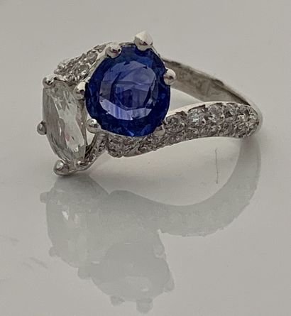 null RING "TOI & MOI"
Old cut sapphire and diamonds, platinum (950)
Td. : 54 - Pb....