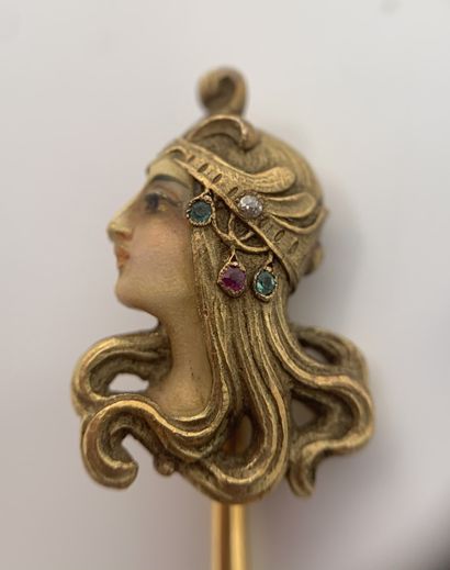 null EPINGLE "ART NOUVEAU"
钻石，祖母绿，红宝石，18K (750)金
Plisson大师和Hartz大师的印记
L.: 7.5厘米左右...