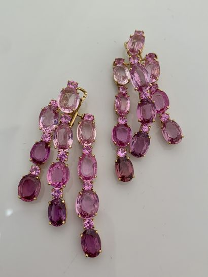 null PAIR OF "PINK SAPHIRS" EARRINGS
Gradation of pink sapphires, 18K (750) gold
Weight...