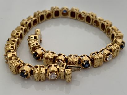 MAUBOUSSIN Line"手链
蓝宝石和钻石
18K(750)金
签名和编号，盒子
长：约18厘米-铅。: 26.8克
一条蓝宝石、钻石和黄金手链，签有M...