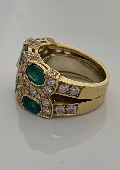 null RING "ÉMERAUDES"
Emeralds and diamond paving
18K (750) gold
Td. 51 - Pb. : 10.8...