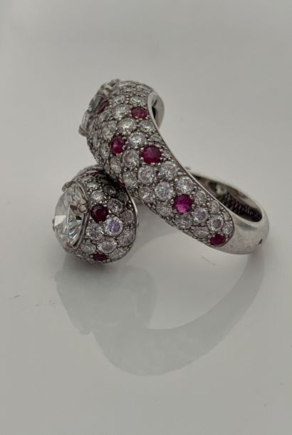 null RING "TOI ET MOI"
Two round diamonds, brilliant cut, paved with diamonds and...