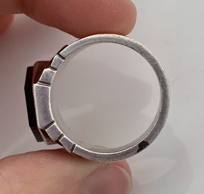 Jean Després 
Ring



Geometrically shaped onyx plate



Silver (<800)



Master...
