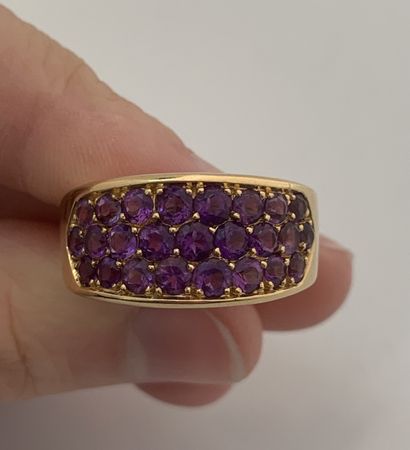 VAN CLEEF & ARPELS Bague améthystes, or 18K (750)
Signée, numérotée
Td. : 57 - Pb....