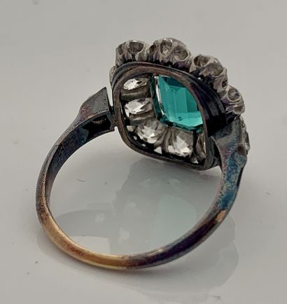 null RING "EMERAUD"
Emerald with cut sides, surrounded by old cut diamonds
Emerald...