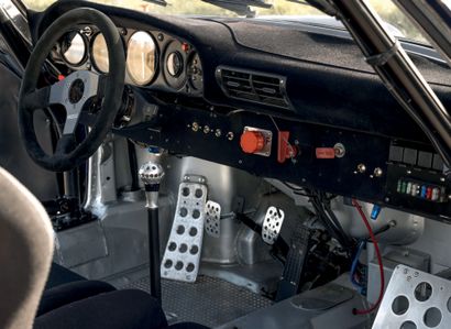 1975 Porsche 911 Carrera RS 3.0 
国际汽联PTH有效期至2026年

很好的介绍

300匹马力，随时可以上赛道

收藏家的法国汽车登记文件

底盘号：9110133168



说起70年代的汽车比赛，很难不提到保时捷。作为一台真正的胜利机器，这家总部位于斯图加特的公司在20世纪60年代末和下一个十年初为其性能设定了新的标准。与法拉利的神话般的竞争很快就变成了对德国制造商的青睐，尤其是在勒芒24小时耐力赛上，保时捷在1970年至1979年期间取得了5次胜利。原型车显然是排在最前面的，但不能不提让保时捷闻名世界的911。它在1965年首次亮相赛车，直到今天也没有从赛车场或赛车运动中消失。事实上，无论在哪里参赛，它仍然是最成功的GT之一。第一辆911...