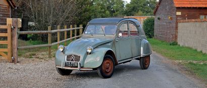 1961 Citroën 2 CV 
雾绿

非常健康

低原始里程数

法国汽车登记文件

底盘号：8424503



在这个特殊的情况下，我们不再是在谈论汽车，而是在谈论神话，或许是生活的艺术。雪铁龙2CV的诞生要归功于一位富有远见卓识的皮埃尔-儒勒-布兰杰。一个出色的概念，它是一个简单而坚固的汽车，需要很少的维护。它的起源可以追溯到20世纪30年代，当时雪铁龙的工程师们启动了一个T.P.V.（Very...