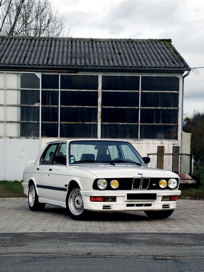 1986 BMW M535i E28 
French copy, 3rd hand

Only 164,000 km

Original Service Booklet

French...