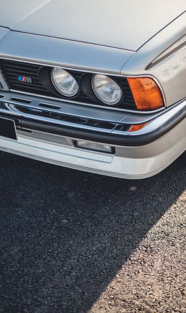 1984 BMW M635 CSi 
神话引擎

2016-2017年修复了近25000欧元。

显著的例子

法国注册

底盘编号：WBAEE31050105010908。

演出前几天，ABS灯断断续续地亮起。机关工作正常，一定是接触器简单。



如果说M的传奇是从专门为赛车开发的M1开始的，那么第一款受益于宝马赛车运动部门专有技术的量产车型就是635...