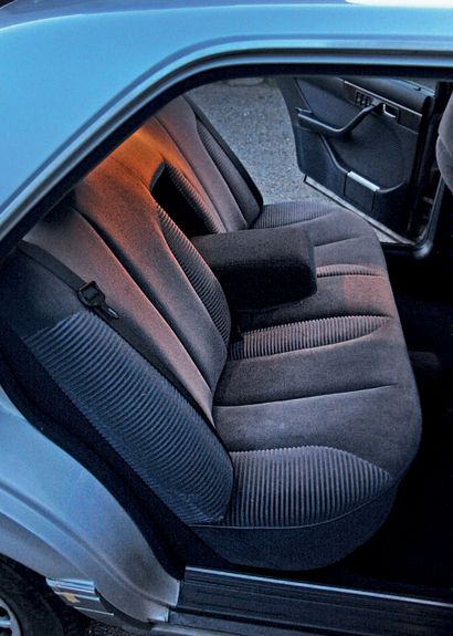 1989 Mercedes-Benz 560 SEL 
7万公里的原产地

状况良好

罕见的蓝色天鹅绒内饰

日本的道路交通许可证、清障车

底盘号：WDB1260391A458825。



1979年法兰克福车展上亮相的梅赛德斯-奔驰W126是S级车的第二代车型。斯图加特制造商的旗舰车型标志着新的设计风格，并引入了众多安全创新。其中包括第一安全气囊、安全带预紧器和牵引力控制。从1979年生产到1991年，它体现了S级车最长的一代，并将受益于短轴距或长轴距车身上的十款发动机。奔驰的精湛设计是布鲁诺-萨科的作品。虽然受到W116的启发，但W126的设计更加精细。这条线路是完全成功的，在风洞的帮助下，由于精心的空气动力学设计，将使这台大车具有相对的经济性。将在全球范围内共生产和销售80多万台。

这里介绍的车型是顶配的560长轴距SEL。发动机是5.6升V8发动机，加上4速自动变速箱。金属灰色的"Astral...