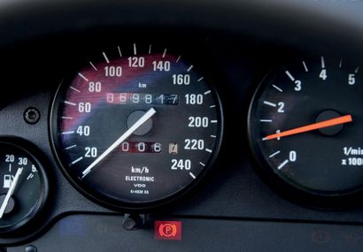 1990 BMW Z1 
维护手册

近期费用

原产地约71,000公里

法国汽车登记文件

底盘号：WBABA91020AL02079



作为一款真正的滚动原型车，Z1在发布时是一款极具现代感的概念车，它将是该品牌自宝马507以来新的带螺旋桨的跑车。1987年法兰克福，小宝马以其全新的线条和现代复合材料的使用，让人惊叹。发动机齿轮箱总成是171马力的325i...