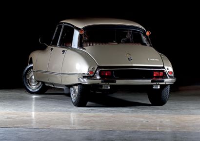 1973 Citroën DS23 Pallas 
已知历史

理想的液压传动版本

近年来的众多维修费用

收藏家的法国汽车登记文件

底盘N°00FE6973



正如罗兰-巴特所说，"DS...