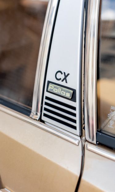 1978 CITROËN CX 2000 Pallas 
原始里程数

罕见的Pallas版本

非常健康

法国汽车登记文件

底盘编号：15MB6681



要想继承雪铁龙DS的传奇，难度很大!1975年下线的CX从字面上改变了它的风格，并以设计师罗伯特-奥普朗不那么激进但同样优雅的设计来标榜与众不同。CX的职业生涯也将是漫长的，虽然它没有呈现出任何重大的技术进化，但它是雪铁龙第一款采用横置前置发动机的量产车型。在上市时，只提供2l和2.2l带化油器的2款发动机。雪铁龙CX很快获得成功，到1975年销量超过10万辆。1975年夏天，CX系列完成了舒适型、超级型和Pallas型的涂装，也就是我们今天感兴趣的版本。毫无疑问，那些带着方格纹的粉丝们都明白把最美的例子搁置在DS的价值继承者身上的兴趣。这些页面中介绍的CX是1978年款的Pallas版本。内饰采用米色欧泊色参考AC...