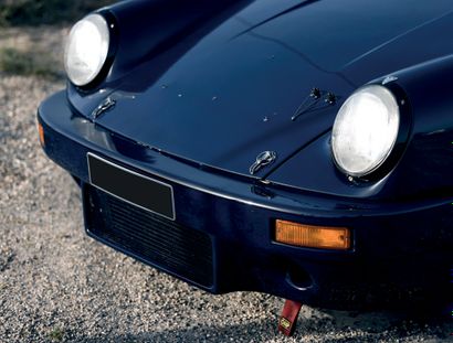 1975 Porsche 911 Carrera RS 3.0 
国际汽联PTH有效期至2026年

很好的介绍

300匹马力，随时可以上赛道

收藏家的法国汽车登记文件

底盘号：9110133168



说起70年代的汽车比赛，很难不提到保时捷。作为一台真正的胜利机器，这家总部位于斯图加特的公司在20世纪60年代末和下一个十年初为其性能设定了新的标准。与法拉利的神话般的竞争很快就变成了对德国制造商的青睐，尤其是在勒芒24小时耐力赛上，保时捷在1970年至1979年期间取得了5次胜利。原型车显然是排在最前面的，但不能不提让保时捷闻名世界的911。它在1965年首次亮相赛车，直到今天也没有从赛车场或赛车运动中消失。事实上，无论在哪里参赛，它仍然是最成功的GT之一。第一辆911...