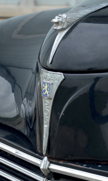 1953 Peugeot 203 Cabriolet 
自1971年以来一直是同一个主人

稀有、可靠和优雅的汽车

有吸引力的估计

法国汽车登记文件

底盘号：1318226

车辆按原样出售，未进行适航测试



战后，直到1954年，标致203都是索契公司唯一销售的车型。从机械的角度来看，它的1300cc发动机与Alpax气缸盖和顶置气门完全与时代接轨。坚固、舒适、适合家庭使用的203很快就会得到比清醒轿车更有吸引力的车身设计。敞篷版在1951年的巴黎车展上亮相，其野心是将其打造成一款豪华车，尤其是提供比轿车更好的装备。为此，203敞篷车配备了三种颜色的真皮内饰：黑色、蓝色或红色。与轿车相比，由于取消了两个后门，敞篷车的重量更轻，不过，现在它只提供两个座位而不是四个座位。标致203敞篷车造型优雅，线条流畅，同时，该车的软顶密封性非常严密，并配有软顶盖，是一款做工精细的车型。1954年10月，这款敞篷车被命名为"Grand...