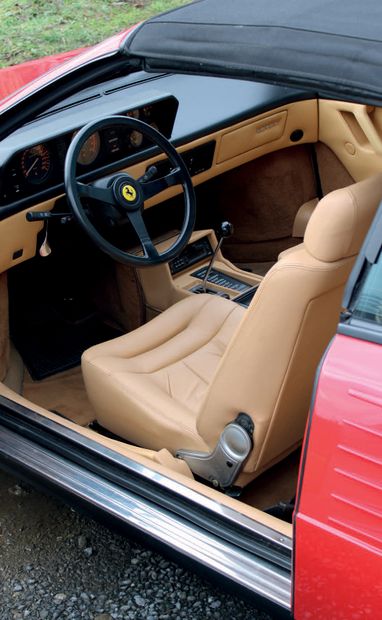 1987 Ferrari Mondial 3.2 Cabriolet 
漂亮的总体介绍

笔记本、千斤顶和工具箱

有吸引力的估值

比利时注册

底盘号：ZFFWC26S000063827。

更换了配电箱，更换了水泵，更换并清洗了喷油器（2021年2月-发票附后）。



我们正处于70年代末，Dino...