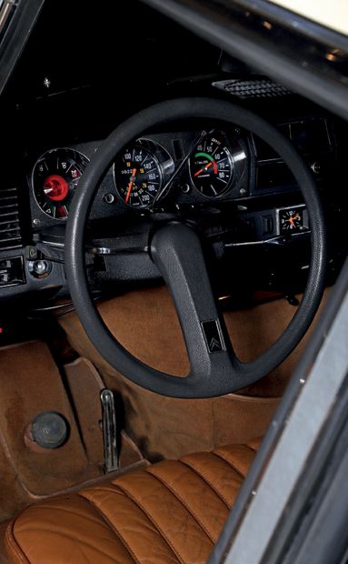 1973 Citroën DS23 Pallas 
已知历史

理想的液压传动版本

近年来的众多维修费用

收藏家的法国汽车登记文件

底盘N°00FE6973



正如罗兰-巴特所说，"DS...