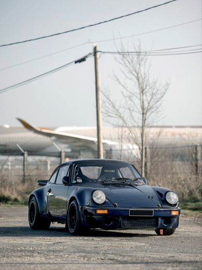 1975 Porsche 911 Carrera RS 3.0 
国际汽联PTH有效期至2026年

很好的介绍

300匹马力，随时可以上赛道

收藏家的法国汽车登记文件

底盘号：9110133168



说起70年代的汽车比赛，很难不提到保时捷。作为一台真正的胜利机器，这家总部位于斯图加特的公司在20世纪60年代末和下一个十年初为其性能设定了新的标准。与法拉利的神话般的竞争很快就变成了对德国制造商的青睐，尤其是在勒芒24小时耐力赛上，保时捷在1970年至1979年期间取得了5次胜利。原型车显然是排在最前面的，但不能不提让保时捷闻名世界的911。它在1965年首次亮相赛车，直到今天也没有从赛车场或赛车运动中消失。事实上，无论在哪里参赛，它仍然是最成功的GT之一。第一辆911...