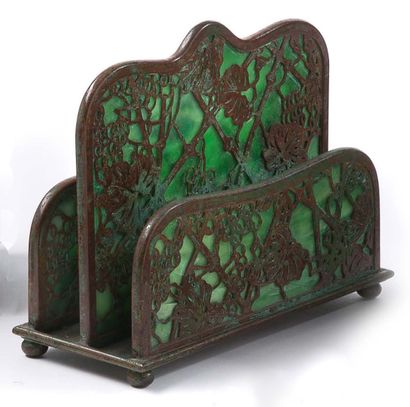 LOUIS COMFORT TIFFANY (1848-1933) 信件夹 绿色大理石玻璃，围在一个青铜框架中，形成一个叶状网状。Stamp Tiffany Studio
纽约，编号为1019。1910年左右
高度12厘米...