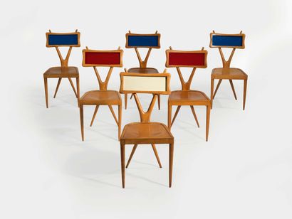 GIANNI VIGORELLI (ATTRIBUÉ À) 一套六把无花果木椅 座椅徽章，直前腿，X形后立柱形成腿和靠背支撑，其中三把有蓝色漆面背景，两把红色，一把乳白色。...